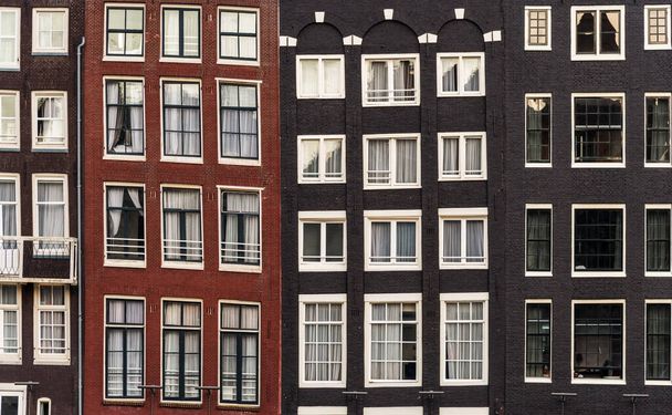 Tradycyjne holenderskie kolorowe domy w Damrak, Amsterdam, Holandia - Zdjęcie, obraz