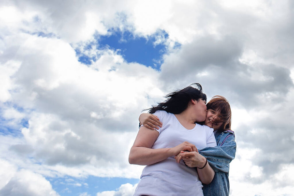 the Happy mother and daughter against the sky - Foto, Imagem