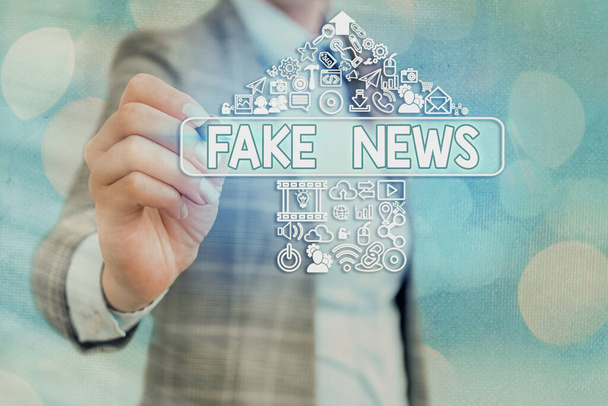 Schreiben von Notizen mit Fake News. Geschäftsfotos mit falschen Inhalten, die ohne Glaubwürdigkeit veröffentlicht werden, um Leser zu täuschen. - Foto, Bild