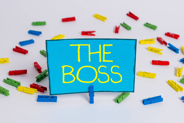 "ボス"と書いてる。社長としての権限と組織を担当するためのビジネスコンセプトカラーの布紙空のリマインダ白い床背景オフィス. - 写真・画像