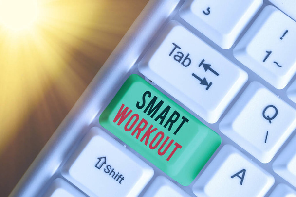 Escritura manual conceptual que muestra Smart Workout. Texto de la foto del negocio correctamente diseñado ejercicio para maximizar el crecimiento muscular
. - Foto, imagen