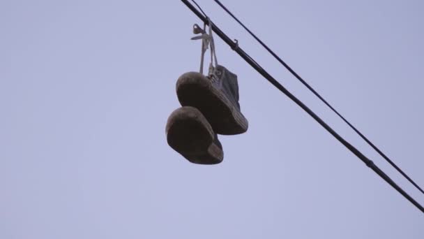 een paar sneakers opgehangen aan draden - Video