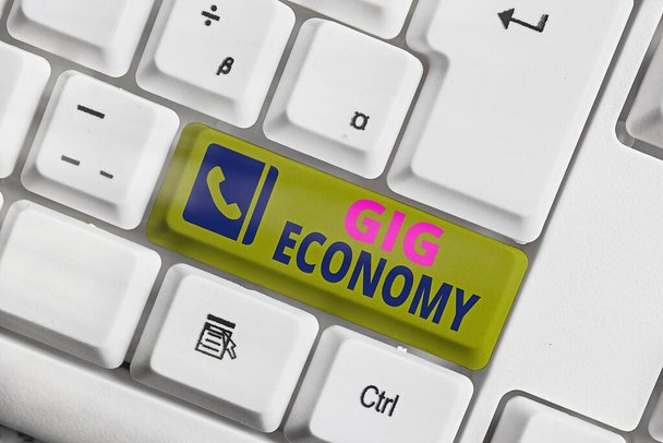 Szövegírás Gig Economy. A piaci rendszer üzleti koncepciója, amelyet rövid távú munkahelyek és szerződések különböztetnek meg. - Fotó, kép