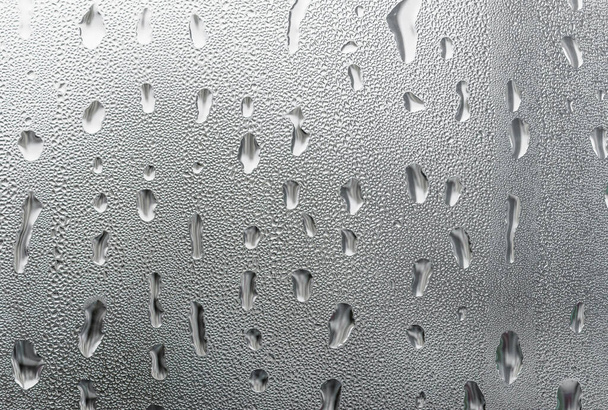 Μακρο σταγόνες νερό φωτογραφία σε γυάλινο παράθυρο λευκό φόντο μετά τη βροχή. - Φωτογραφία, εικόνα