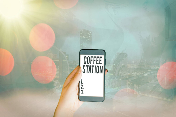 Kahve istasyonunu gösteren kavramsal el yazısı. İş fotoğrafı, genellikle sıcak içecekler sunan küçük, gayri resmi bir restorana gönderiliyor.. - Fotoğraf, Görsel