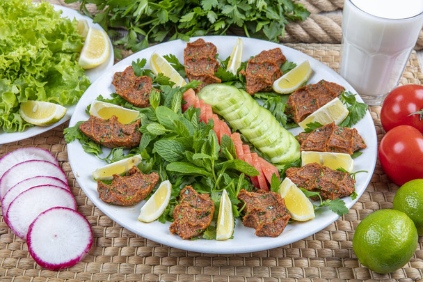 Carne cruda turca tradicional. (Cig Kofte) Comida turca. - Foto, imagen