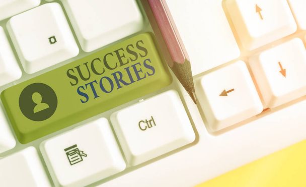 Notatka opisująca historie sukcesu. Biznesowe zdjęcie pokazujące kronikę pokazującą wielki sukces osiągnięty przez osobę fizyczną. - Zdjęcie, obraz