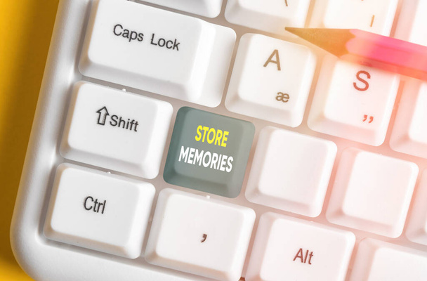 Tekstimerkki, jossa näkyy Store Memories. Käsitteellinen kuva aiemmin hankittujen tietojen tallennus- ja tallennusprosessi. - Valokuva, kuva