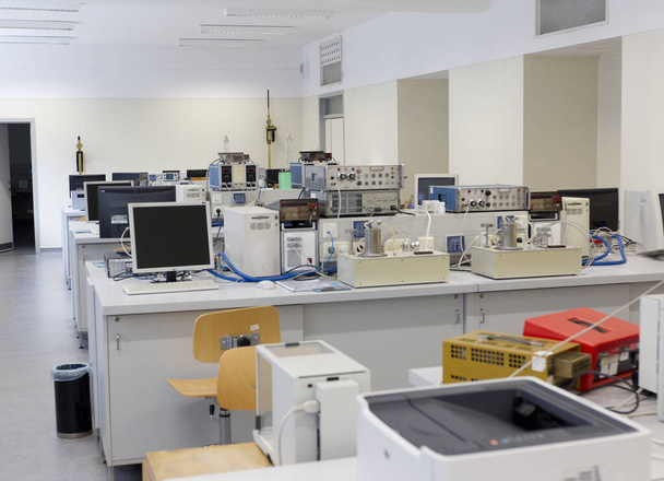 Moderne apparatuur in het laboratorium  - Foto, afbeelding