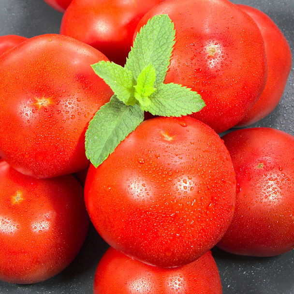 Czerwone pomidory, zamknij. Warzywa do przyrządzania sosu pomidorowego. Zdjęcie z jedzeniem na wygaszaczu ekranu. - Zdjęcie, obraz