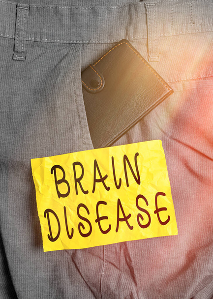 Написание текста "Болезнь мозга". Бизнес-концепция для неврологического расстройства, что ухудшает систему с нервами Маленький бумажник внутри человека брюки переднего кармана рядом с нотной бумаги
. - Фото, изображение