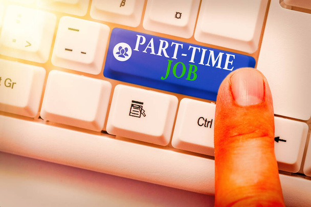 Schreibnotiz mit Teilzeitjob. Business-Foto zeigt Beschäftigung, die von weniger als 40 Stunden in der Woche geprägt ist. - Foto, Bild