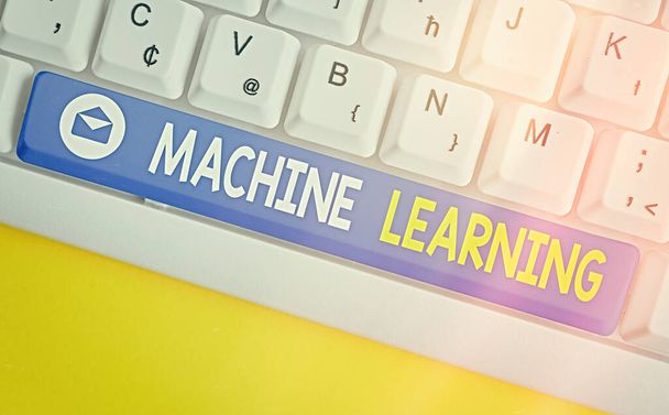 Tekstbord met Machine Learning. Conceptuele foto het concept dat een computer zelf nieuwe gegevens kan leren. - Foto, afbeelding