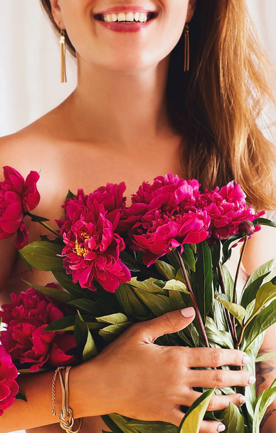 Szczęśliwy śmiech dziewczyna posiada bukiet kwiatów - Zdjęcie, obraz