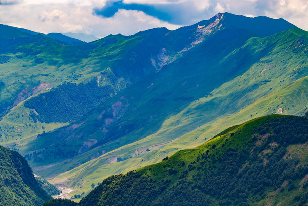 Gürcistan Askeri Otobanı 'ndaki Kafkasya Dağı Gürcistan. - Fotoğraf, Görsel