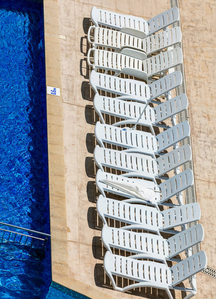 Лежаки на краю бассейна в отеле, Болгария - Фото, изображение