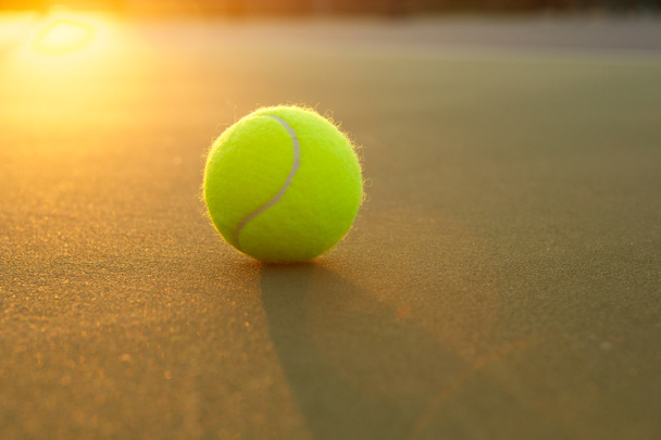 Balle de tennis rétro-éclairée par le soleil déclinant
 - Photo, image