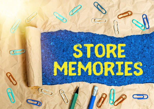 Fogalmi kézírás, ami a Store Memories-t mutatja. Üzleti fotó szöveg a korábban megszerzett adatok bevitelének és tárolásának folyamata. - Fotó, kép
