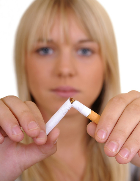 Женщина разбивает сигарету
 - Фото, изображение
