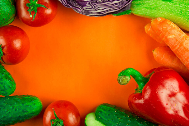 яскравий фон з набором свіжих овочів, концепція здорового харчування, органічні продукти, вирощування та збирання, місце для тексту, вид зверху
 - Фото, зображення