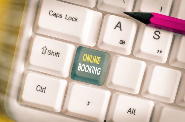 Σήμα κειμένου που δείχνει Online Booking. Η εννοιολογική φωτογραφία επιτρέπει στους καταναλωτές να κάνουν κράτηση για δραστηριότητα μέσω της ιστοσελίδας. - Φωτογραφία, εικόνα