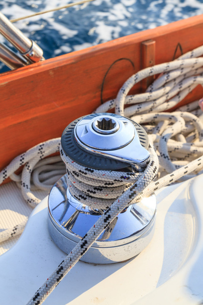 Zeilboot Lier en touw detail op jacht - Foto, afbeelding