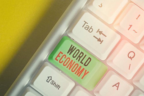 Conceptueel handschrift dat de wereldeconomie toont. Zakelijke foto tekst internationale handel in producten en diensten over de hele wereld. - Foto, afbeelding