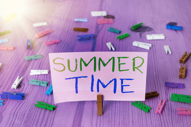Píšu text Summer Time. Obchodní koncept pro nejteplejší roční období charakterizované krátkými nocemi. - Fotografie, Obrázek
