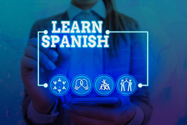 スペイン語を学ぶを示す概念的な手書き文字。スペインの国語を書き、話す訓練のためのビジネス写真テキスト. - 写真・画像