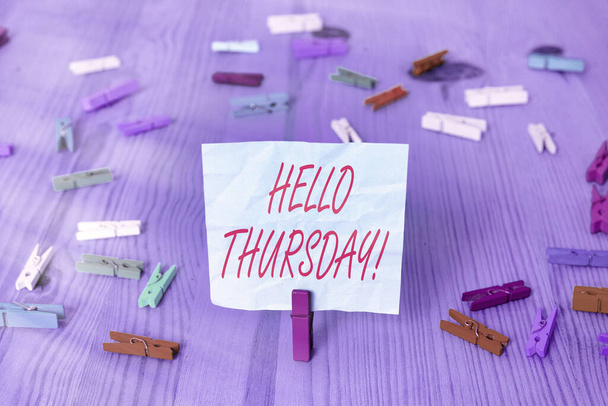 Píšu vzkaz na Hello Thursday. Obchodní fotografie ukazuje pozitivní zprávu, jak pátek s je heroldem míjí. - Fotografie, Obrázek
