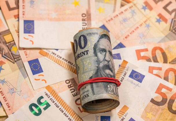 Пачка венгерских и евро банкнот - Фото, изображение