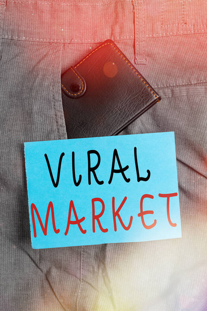 手書きテキスト｜Viral Market 。概念とは、製品やサービス上のメッセージやビデオを渡すと普及ネットワークを意味します表記紙の近くの男のズボンのフロントポケット内の小さな財布. - 写真・画像