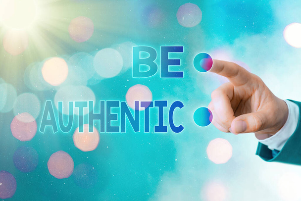 Note d'écriture montrant Be Authentic. Photo d'affaires montrant être la vérité et authentique à soi-même sans imiter les autres. - Photo, image