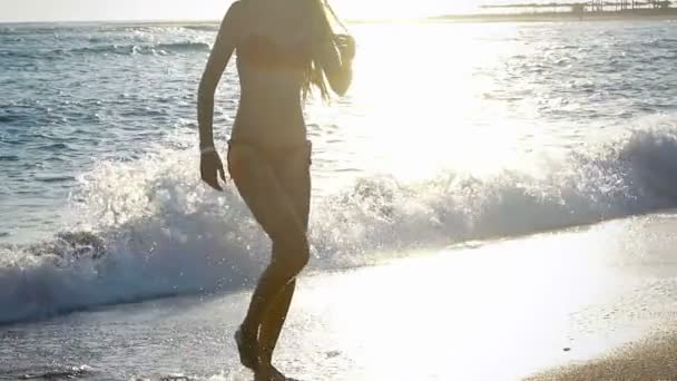 Пляжный отдых девушки босиком выходит из моря
 - Кадры, видео
