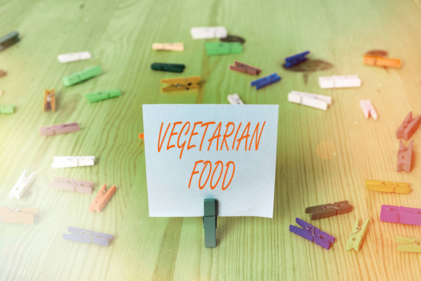 Пишу записку с вегетарианской едой. Бизнес фото демонстрации относится к кухне, которая выполняет вегетарианские с условиями
. - Фото, изображение