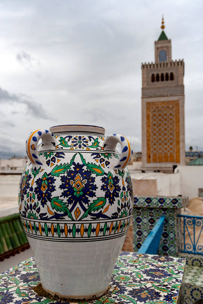 Topf vor großer Moschee in Tunis - Foto, Bild