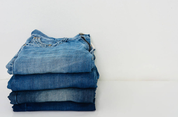 stack modré džíny izolované na bílém pozadí, kopírovací prostor - Fotografie, Obrázek