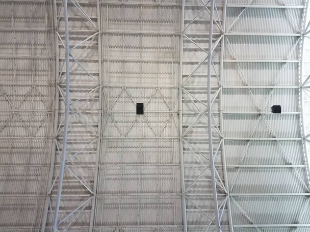 потолок с большим количеством металлических опорных конструкций
 - Фото, изображение