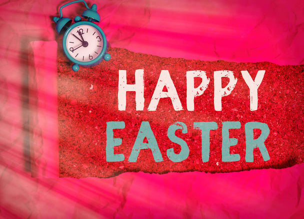 Fogalmi kézírás, ami Boldog Húsvétot mutat. Üzleti fotó bemutatja az ünneplés a feltámadás Jézus Krisztus napkeltekor. - Fotó, kép