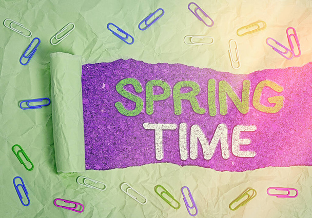 Tekst pisma Spring Time. Koncepcja oznaczająca umiarkowaną porę roku zidentyfikowaną przez odrodzenie roślin. - Zdjęcie, obraz