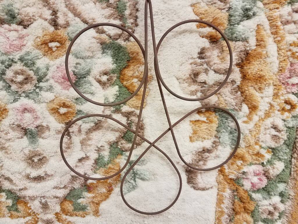 tapijt of tapijt met metalen gereedschap om het stof eruit te slaan of het tapijt schoon te maken - Foto, afbeelding