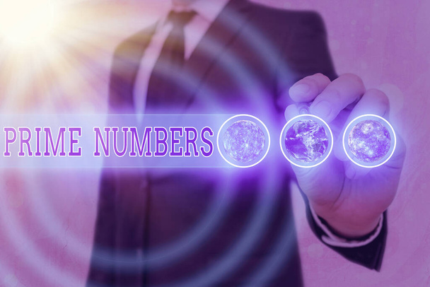 Szövegírás Prime Numbers. Üzleti koncepció egy pozitív egész számra, amely egy és önmaga tényezőit tartalmazza E kép NASA által biztosított elemei. - Fotó, kép