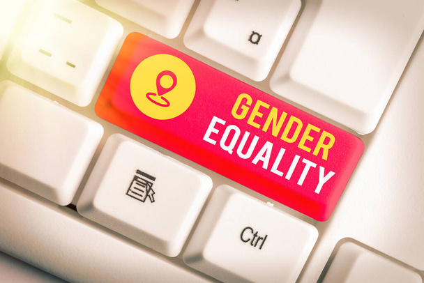 Escribir nota mostrando Igualdad de Género. Foto comercial que muestra el acceso al mismo privilegio otorgado tanto a hombres como a mujeres
. - Foto, imagen