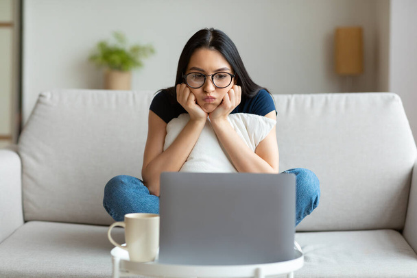 Desempleado freelancer chica en el ordenador portátil sentado no tener trabajo en interiores
 - Foto, imagen