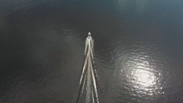 Un uomo in barca a motore sul fiume
 - Filmati, video