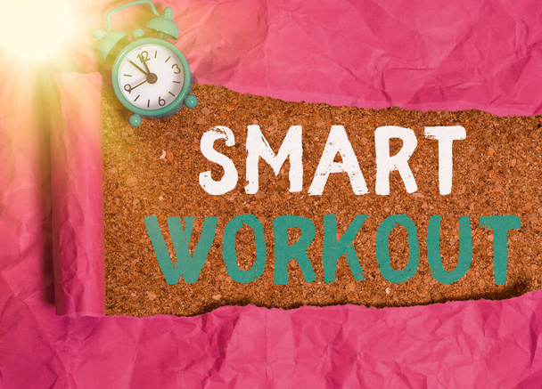 Tekst schrijven Smart Workout. Zakelijk concept voor goed ontworpen oefening om de spiergroei te maximaliseren. - Foto, afbeelding