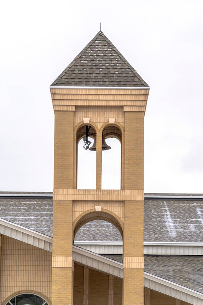 Современная колокольня религиозного здания с крышей и облачным небом
 - Фото, изображение