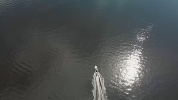 Ένας άνδρας που οδηγεί μηχανοκίνητο σκάφος στο ποτάμι την ημέρα - Πλάνα, βίντεο