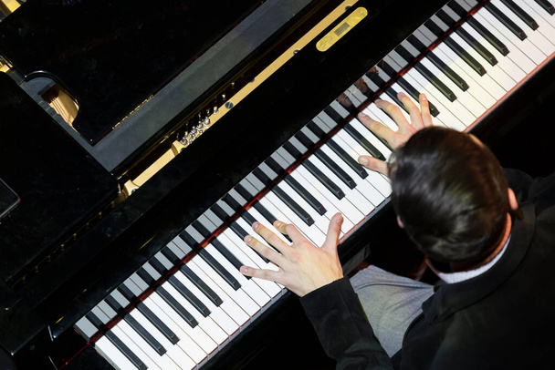 Onherkenbare jonge pianist die jazz speelt  - Foto, afbeelding