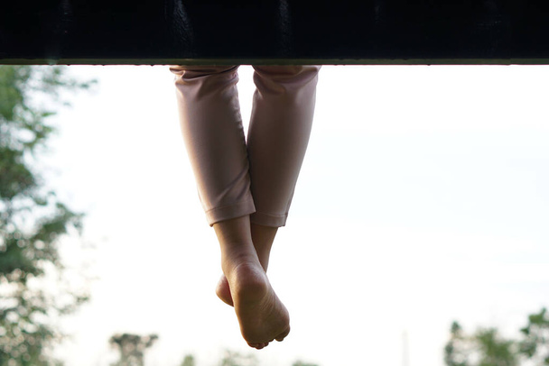 kobiece stopy niżej od mostu - Zdjęcie, obraz